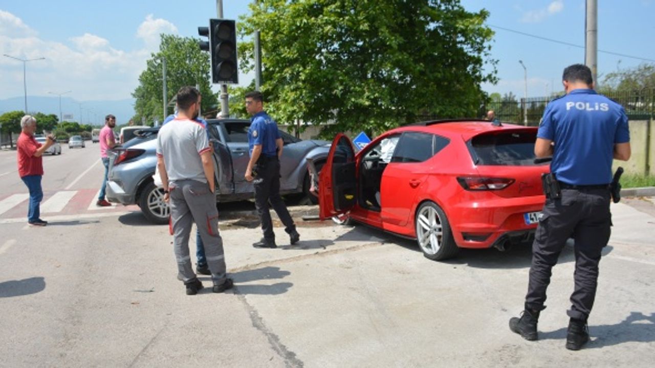İki otomobil çarpıştı, savrulan araçlar trafik ışıklarını bozdu