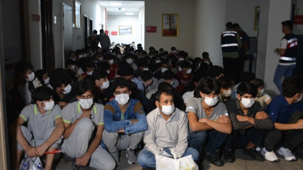 Kocaeli’de 136 düzensiz göçmen ülkesine gönderildi