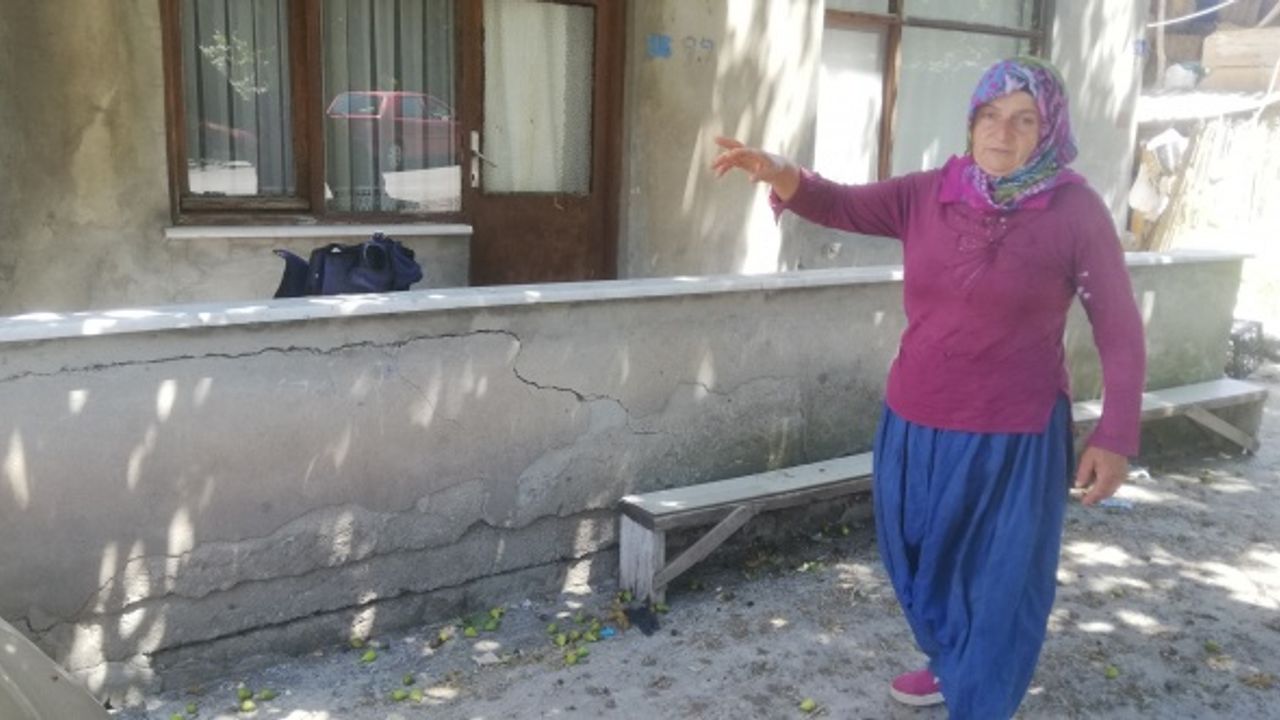 Hafriyat kamyonları yüzünden evleri zarar gördü