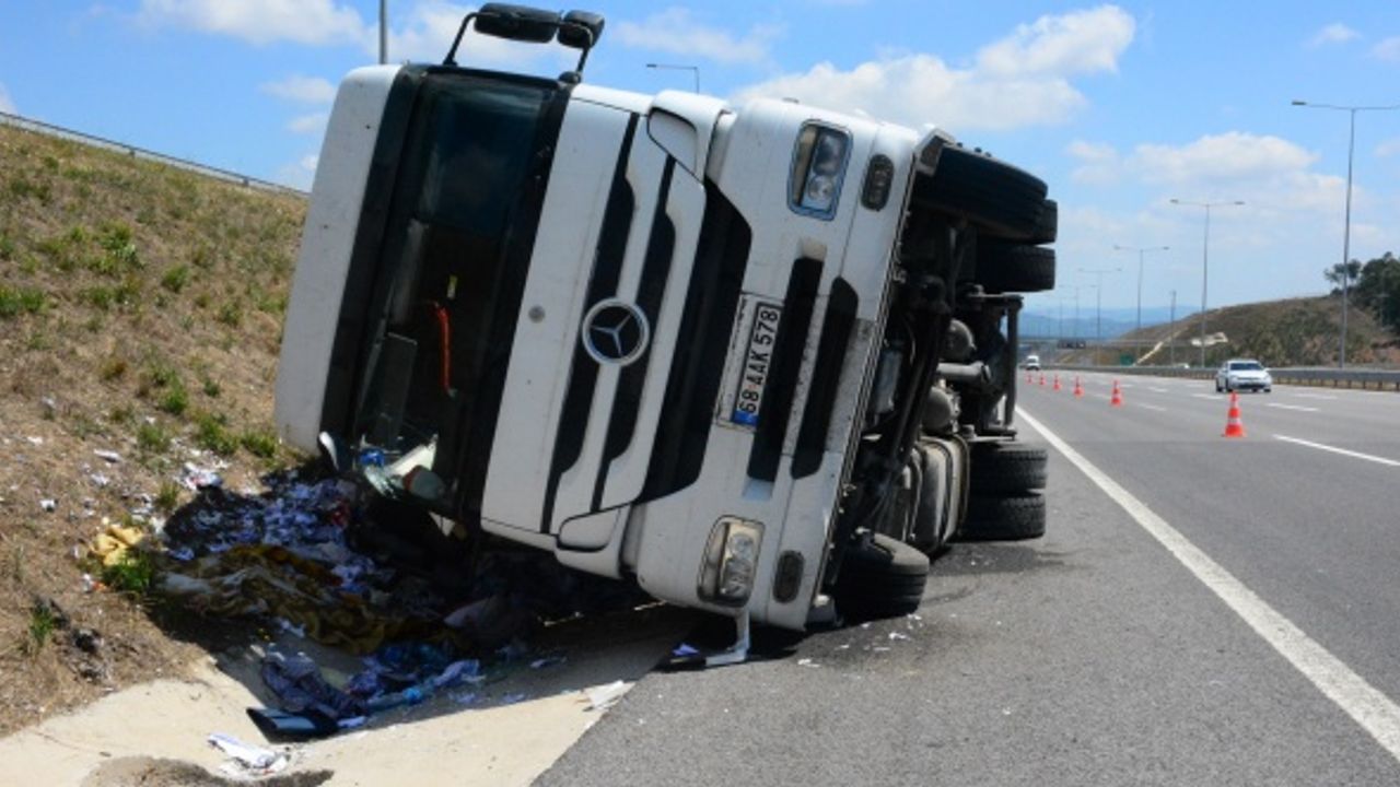 Kağıt dolu tır Kuzey Marmara’da devrildi