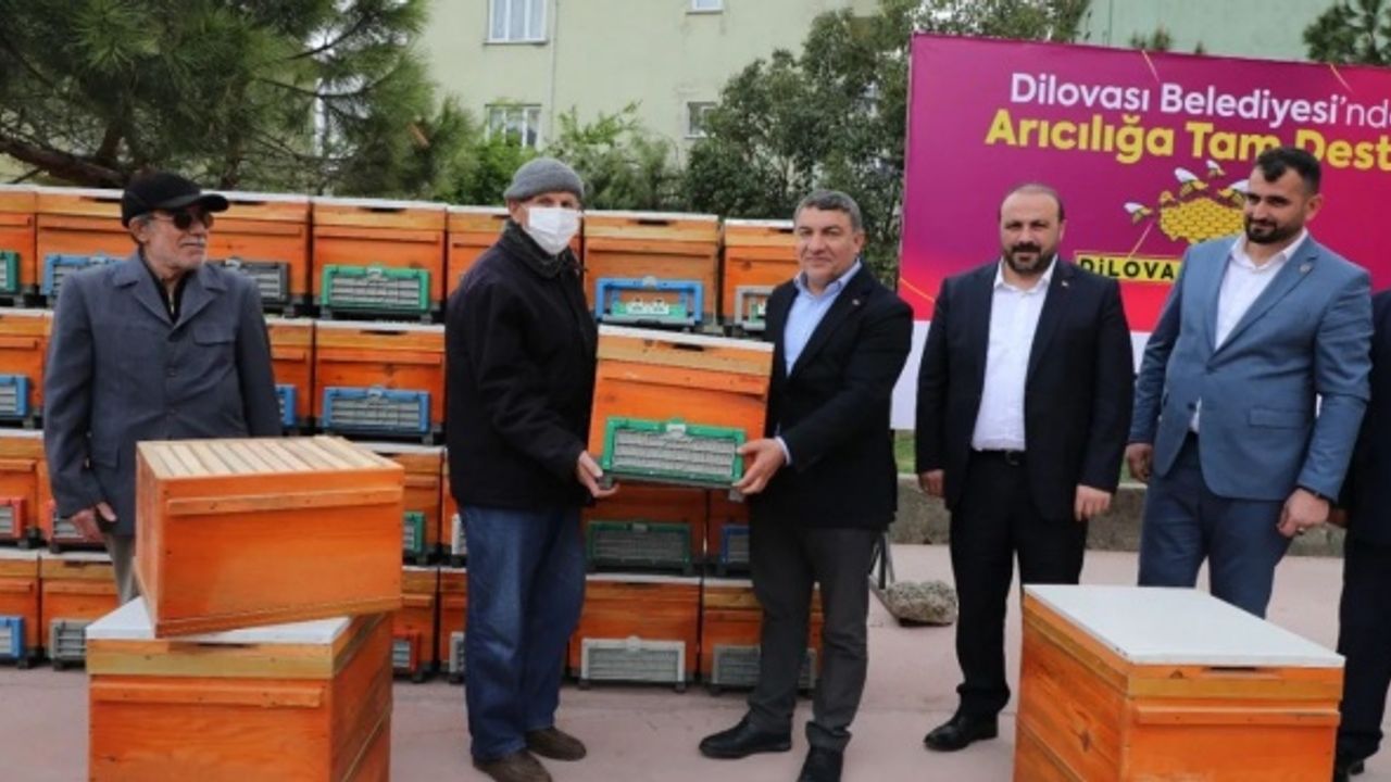 Arıcılara kovan desteği sonrası ilk hasat