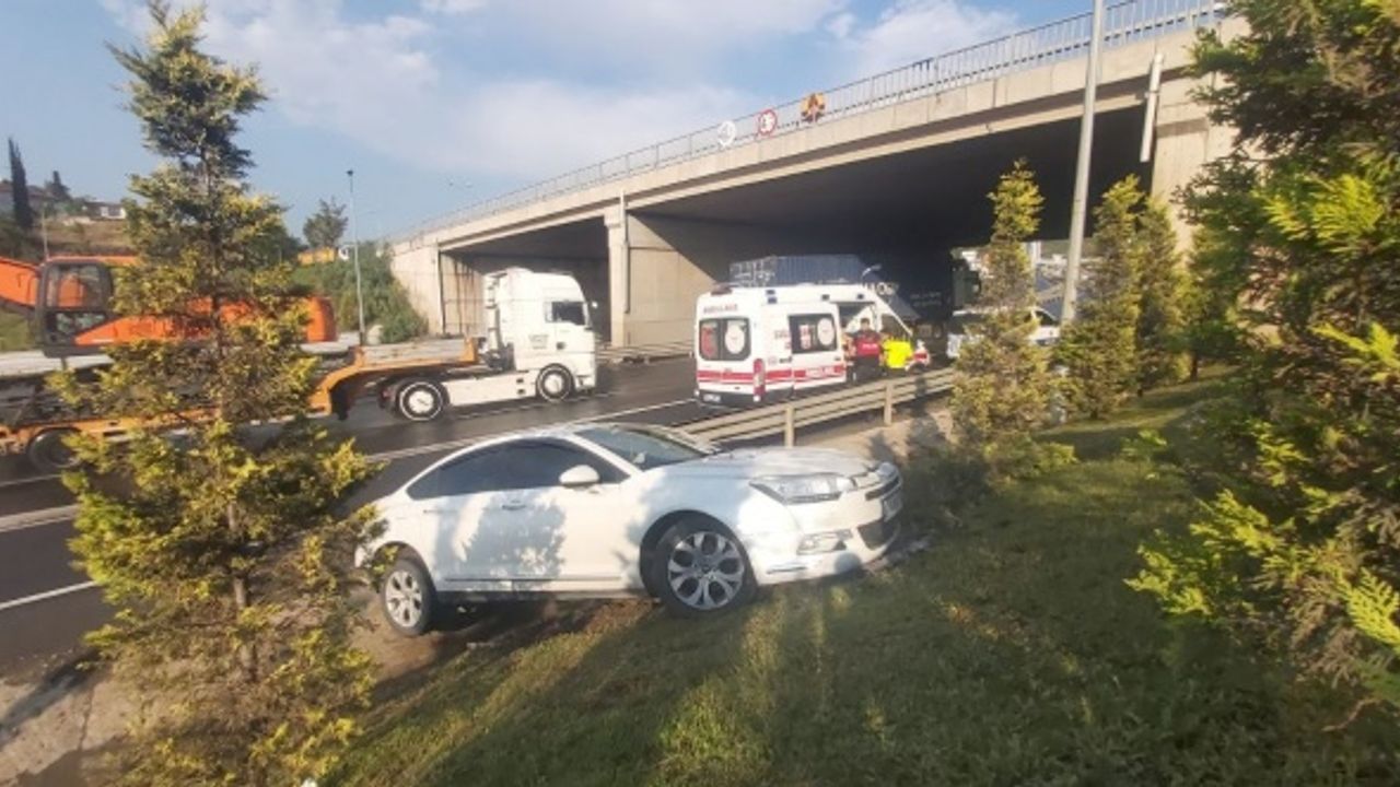 Otomobil kaygan zeminde yoldan çıktı: 3 yaralı