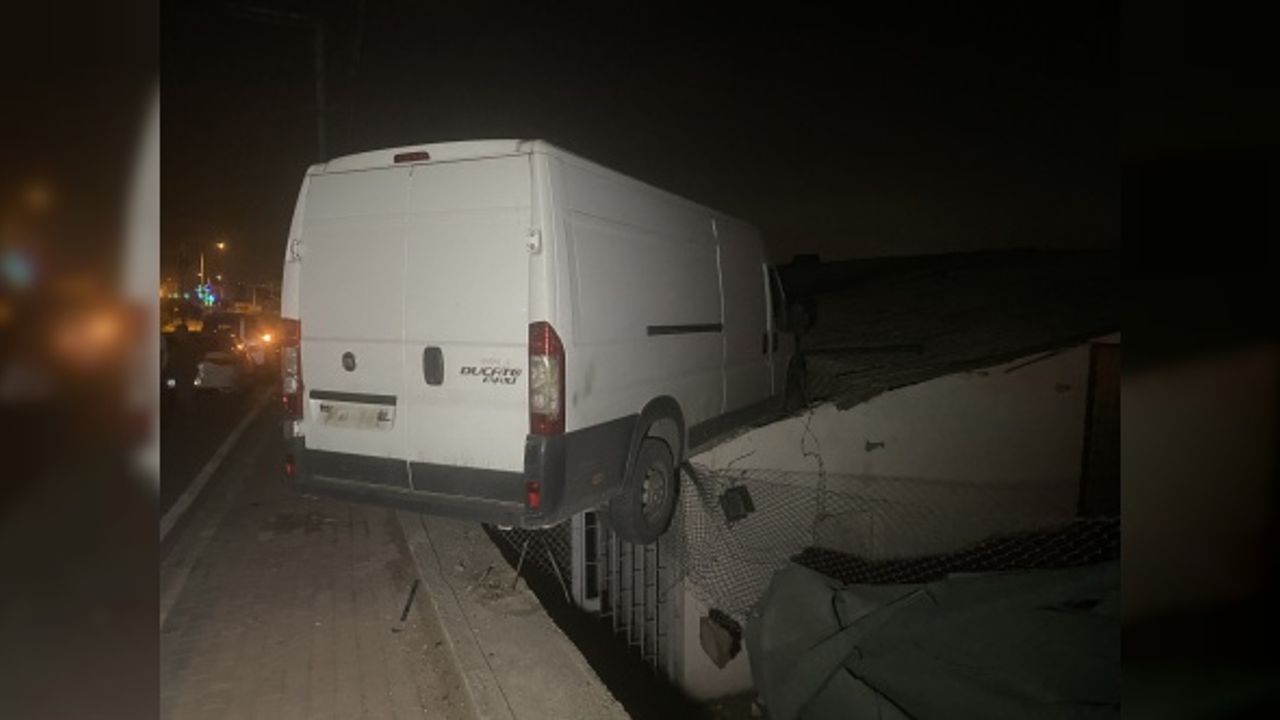 Yoldan çıkan minibüs deponun çatısına çarptı