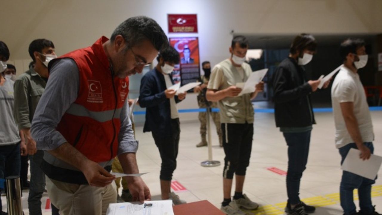 122 düzensiz göçmen sınır dışı edildi