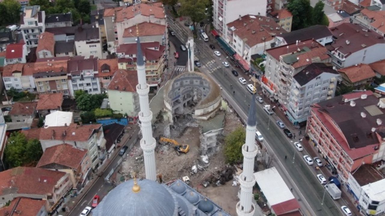 43 yıllık cami yıkıldıktan sonraki ilginç görüntüsüyle dikkat çekiyor