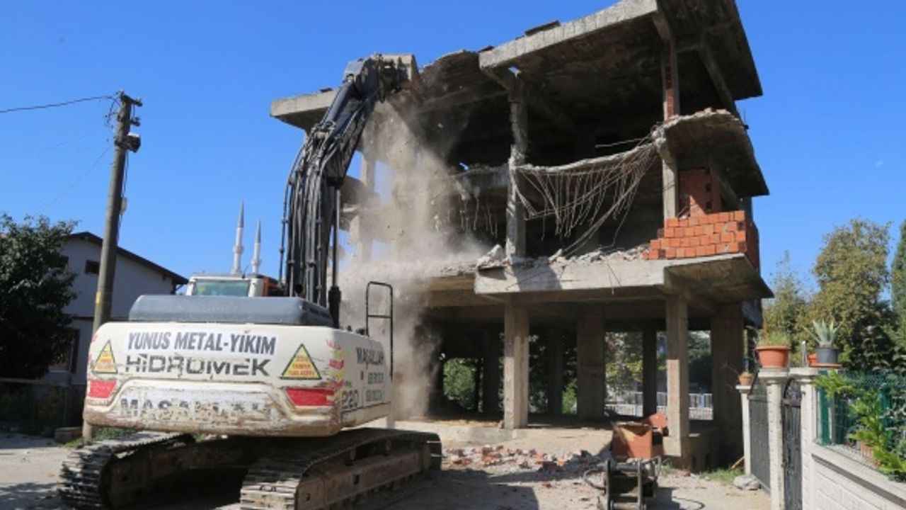 Asrın felaketini yaşayan Gölcük'te 103 metruk bina yıkıldı