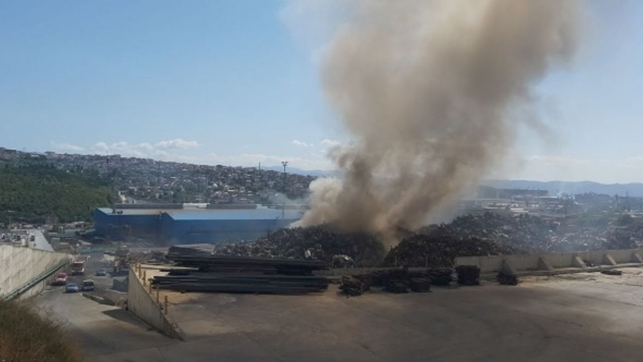 Çelik fabrikasının hurdalık bölümü alevlere teslim oldu
