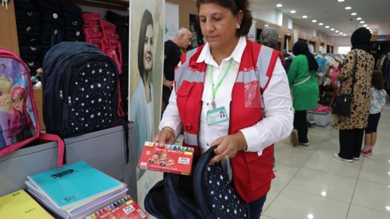 İzmit Belediyesi binlerce öğrenciye kırtasiye seti dağıtıyor