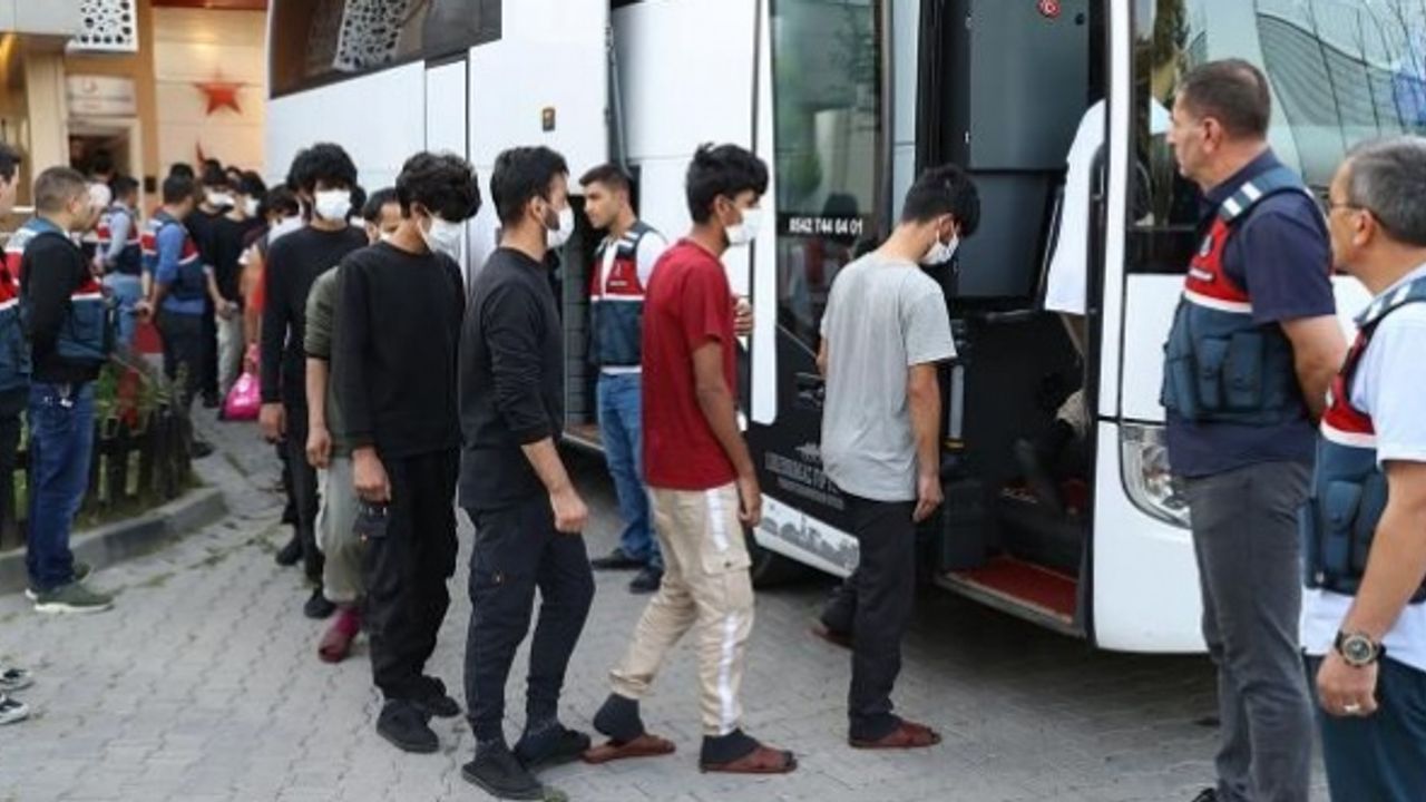Kocaeli'de 60 düzensiz göçmen sınır dışı edildi