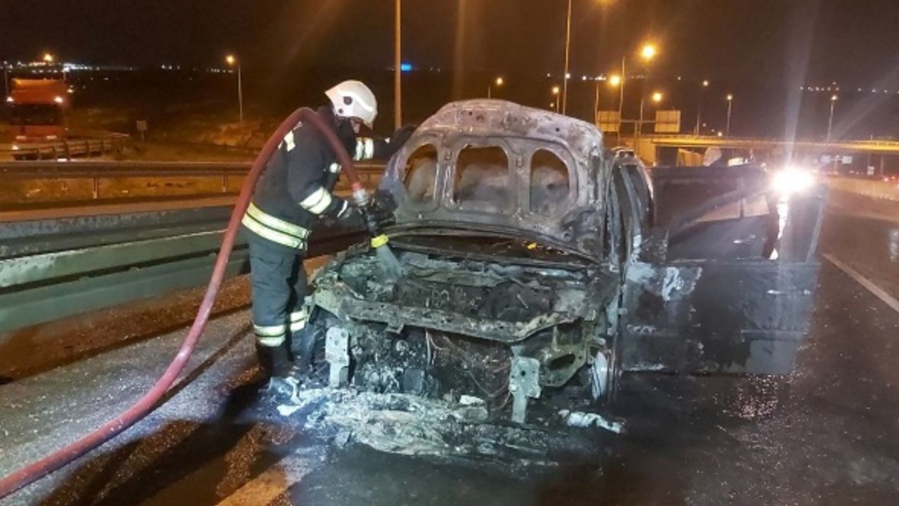 Seyir halindeki otomobil alev topuna döndü