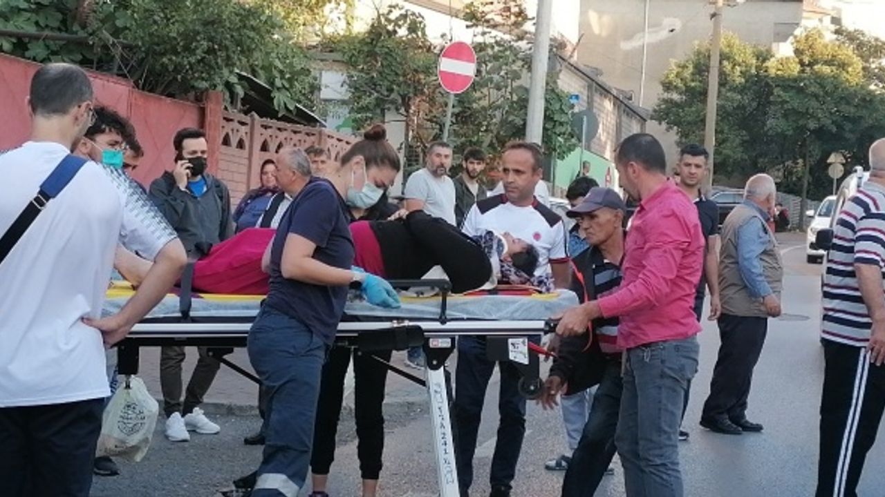 Yolun karşısına geçmeye çalışan kadına otomobil çarptı