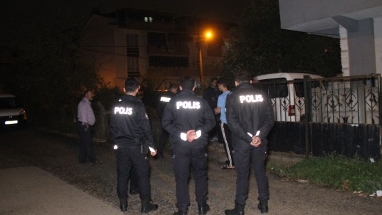 Evin bahçesinde bulunan aracı kundaklayıp kayıplara karıştılar
