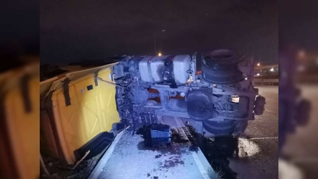 Gebze'de refüje çarpan kamyon yan yattı: 2 yaralı
