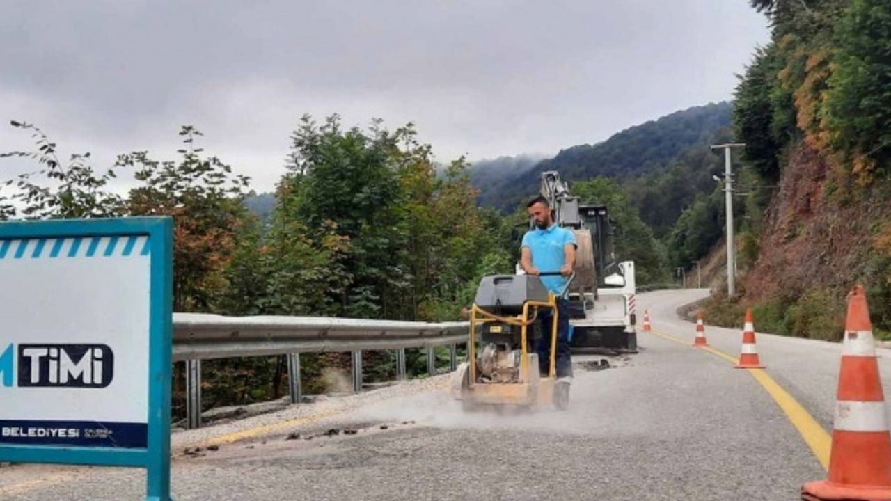 Kent genelinde bozuk yollar onarılıyor