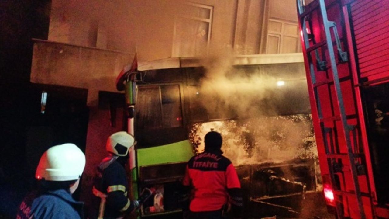 Park halinde alev alan halk otobüsü kullanılamaz hale geldi