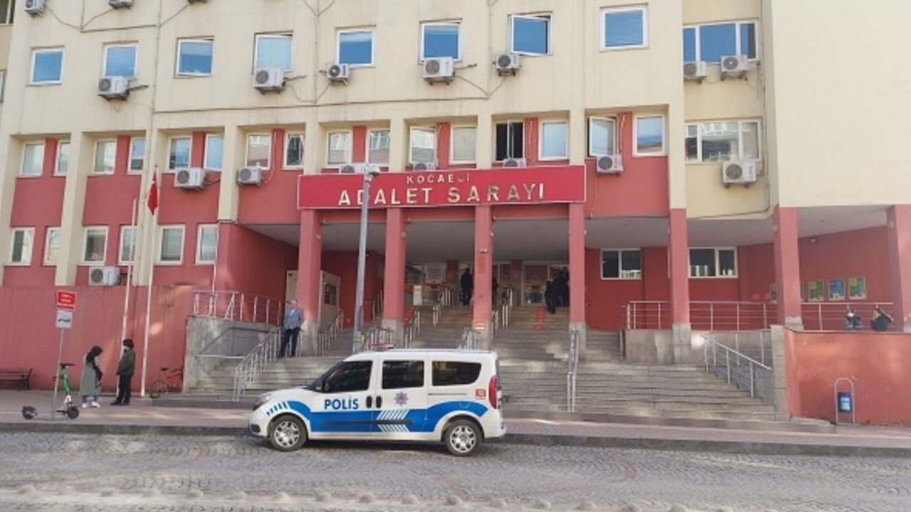 Öfkeli baba mahkeme salonunda sanığı yumrukladı