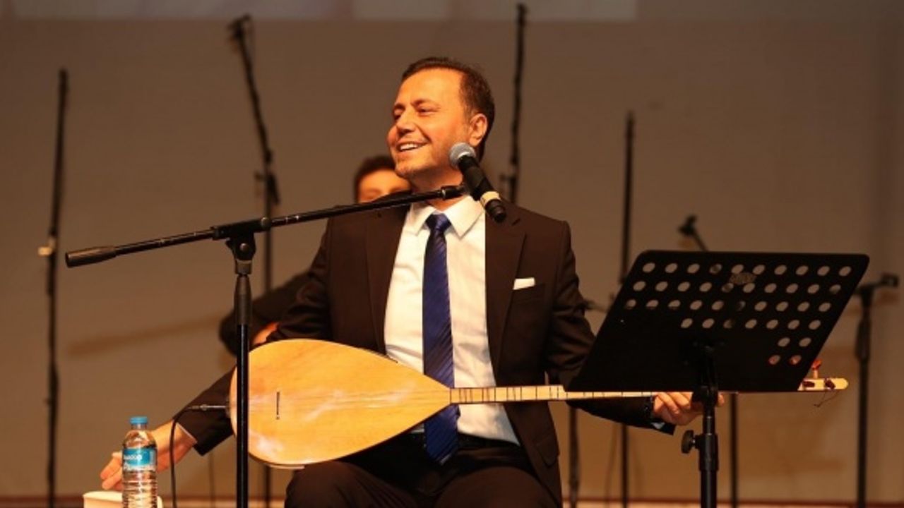 Orhan Hakalmaz türkülerini  Gebzeli Öğretmenlere Söyledi
