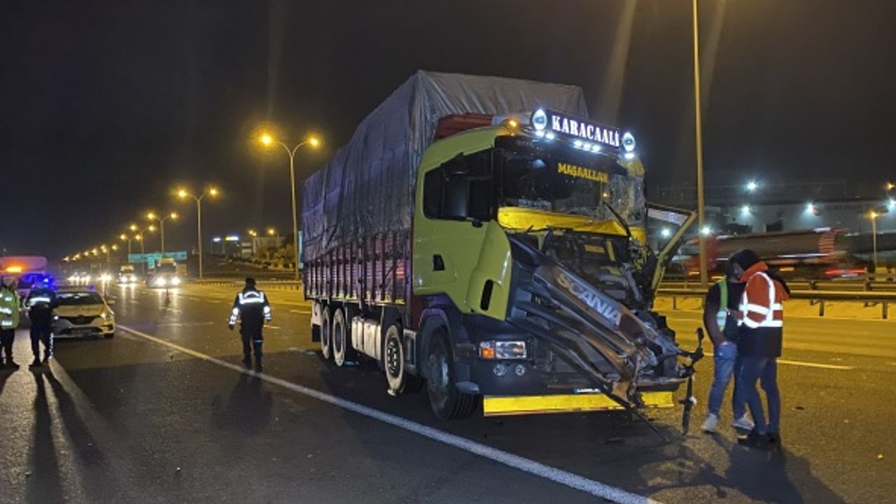TEM’de 2 kamyon çarpıştı, araçta sıkışan sürücü yaralandı