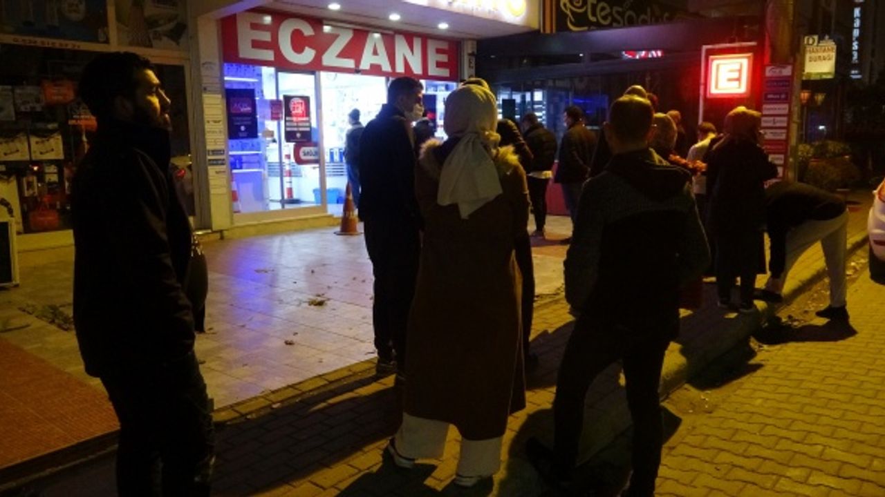 Artan hastalıklar nöbetçi eczanelerde kuyruk oluşturdu