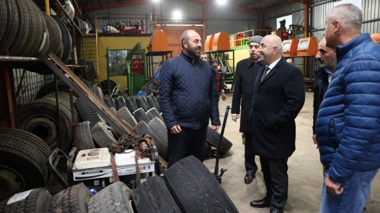 Belediye başkanı, işçilerle birlikte mesaiye başlıyor