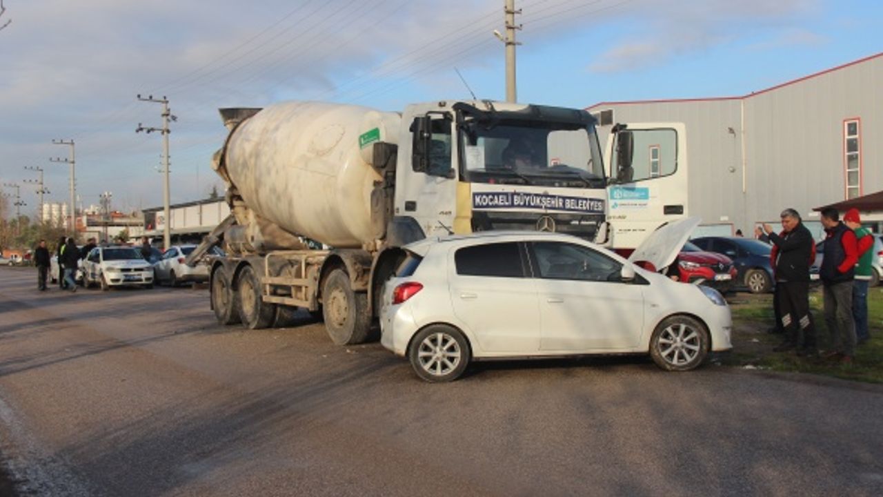Tankerle çarpışan otomobilde 2 kişi yaralandı