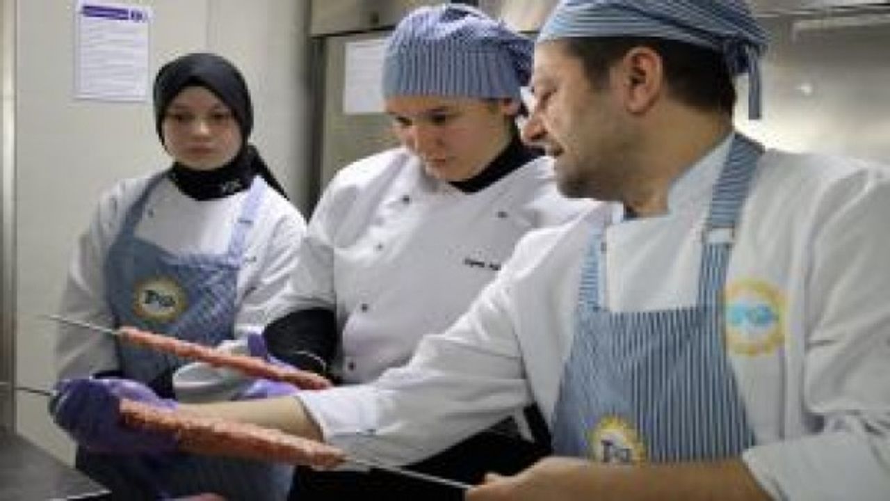 Antik Akademi'den aşçı adaylarına "kebap" eğitimi