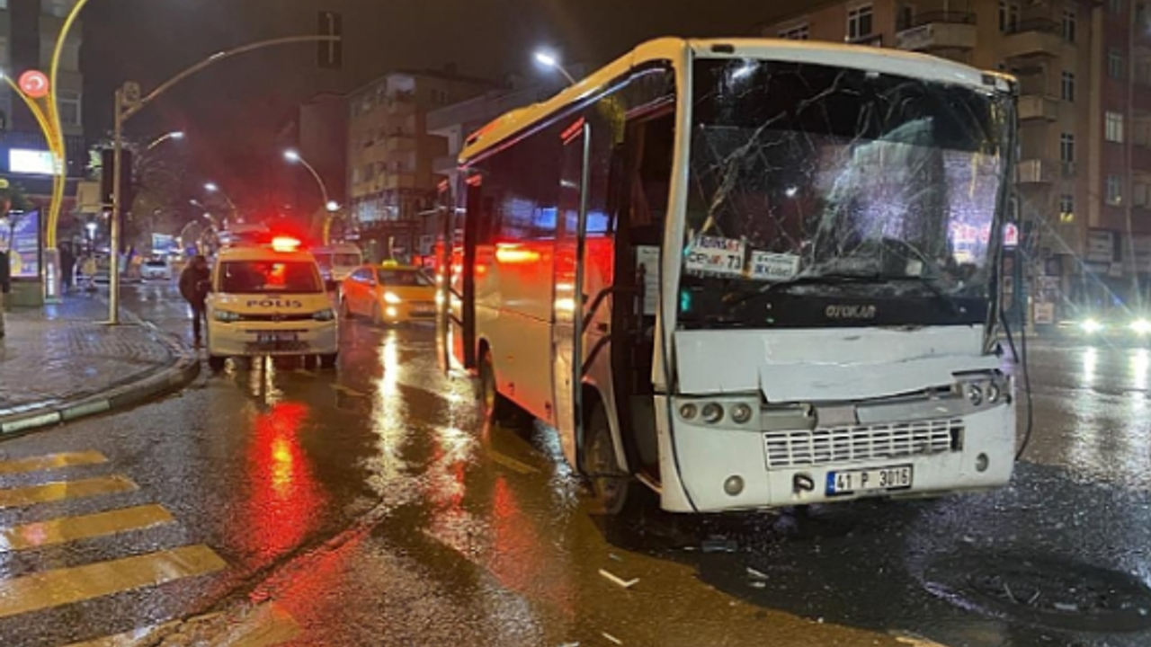 Market kamyonu, servis aracıyla çarpıştı: 1 yaralı