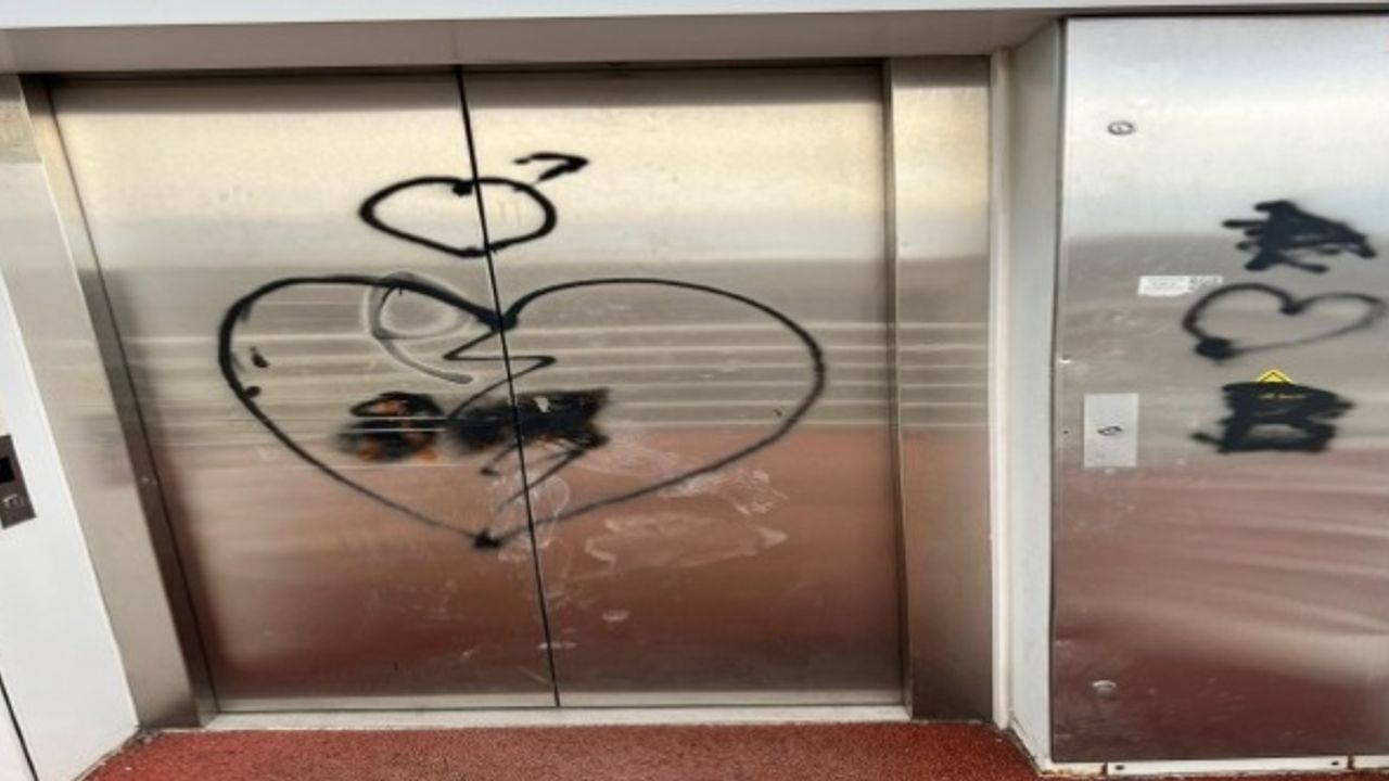 Şehidin adını taşıyan yaya üst geçidini bakın ne hale getirdiler