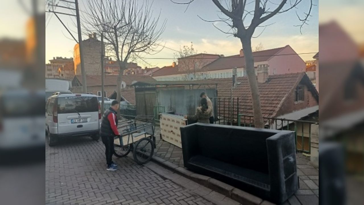 Sepetli bisikletle eşya taşıyan vatandaşa zabıta ekipleri yardım etti
