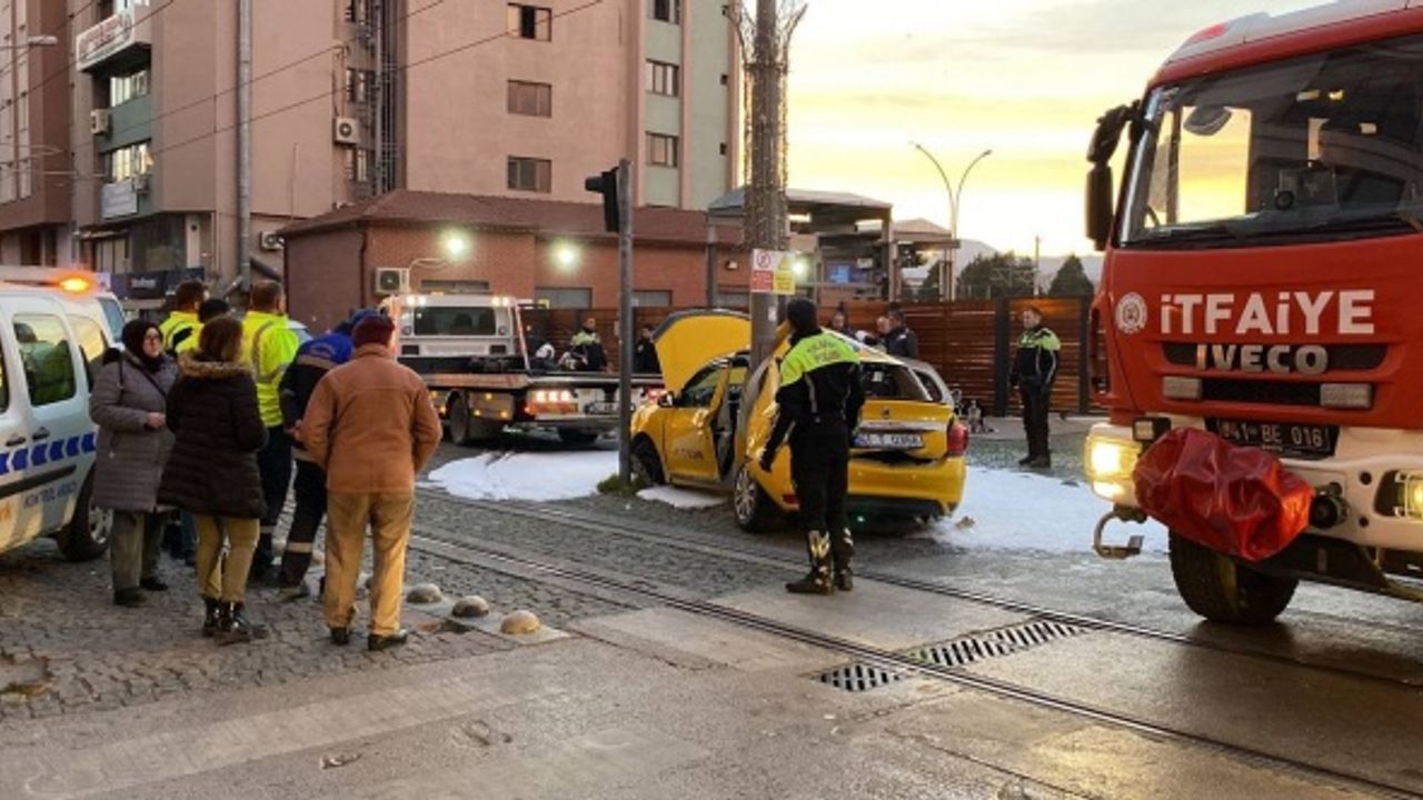 Ticari taksi ile tramvay çarpıştı: 3 yaralı