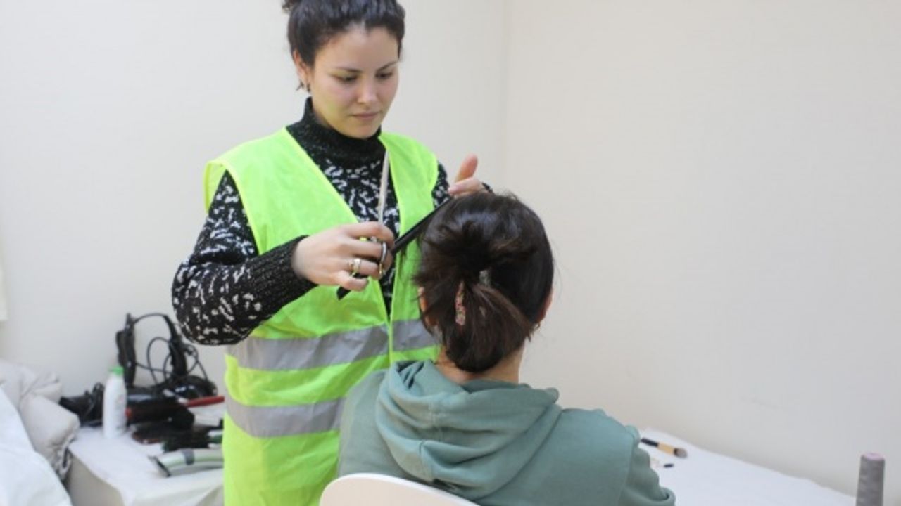 Depremzede kadınlar, kuaför hizmetiyle moral buldu