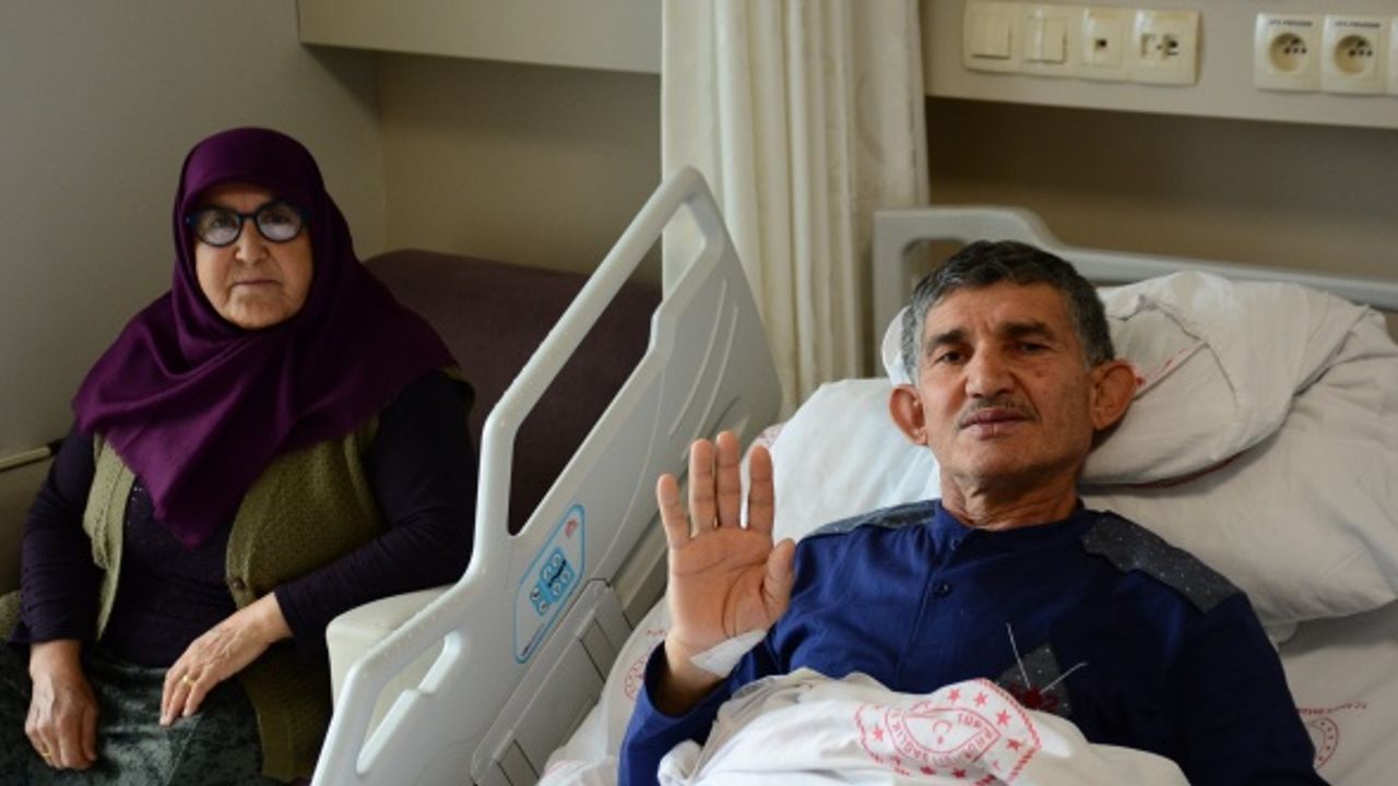 Depremzede yaşlı çift, gazeteciler ve hayırseverler tarafından eve yerleştirildi