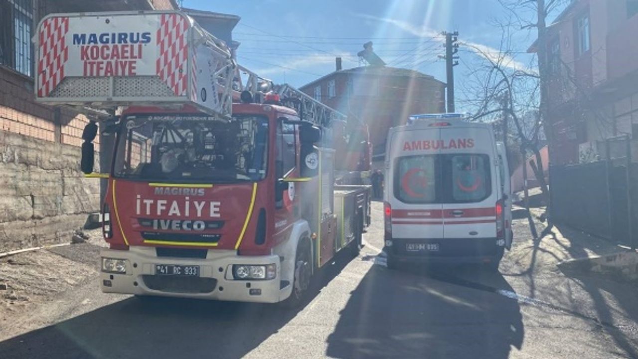 Gecekonduda çıkan yangında 2 kişi dumandan etkilendi