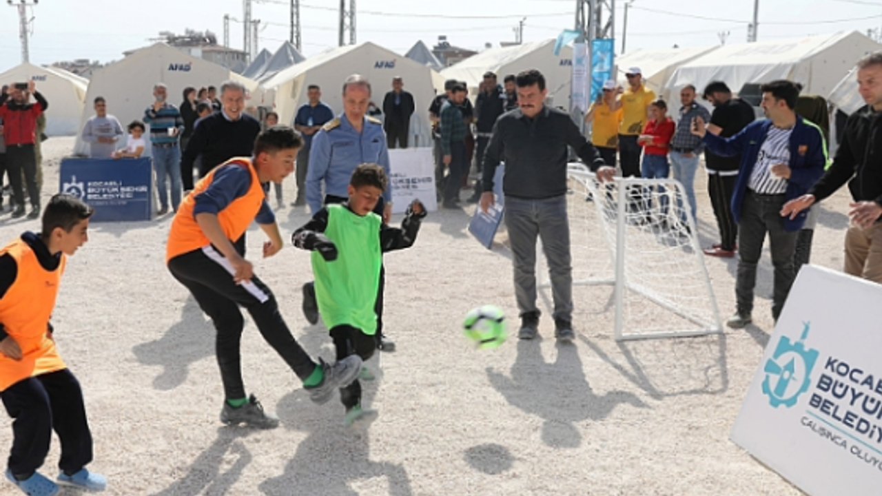 Bakan Akar, Büyükşehir'in çadır kentinde çocuklarla futbol oynadı