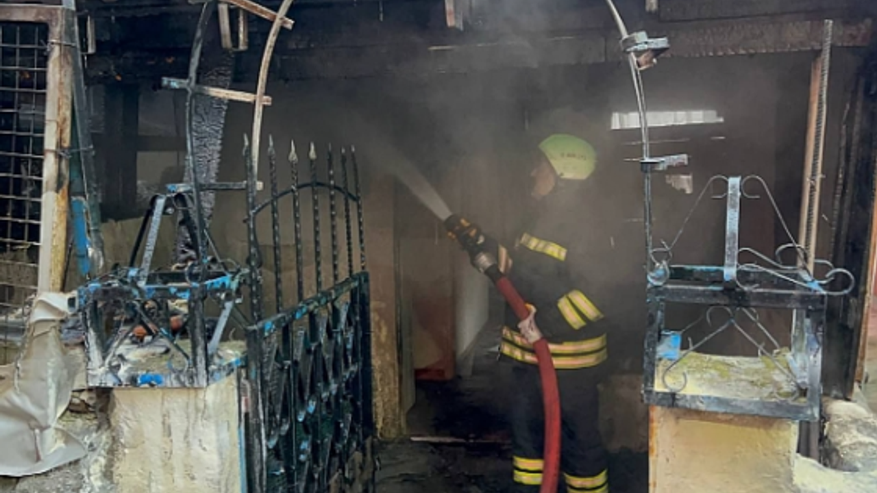 4 katlı binada çıkan yangında 2 kişi dumandan etkilendi