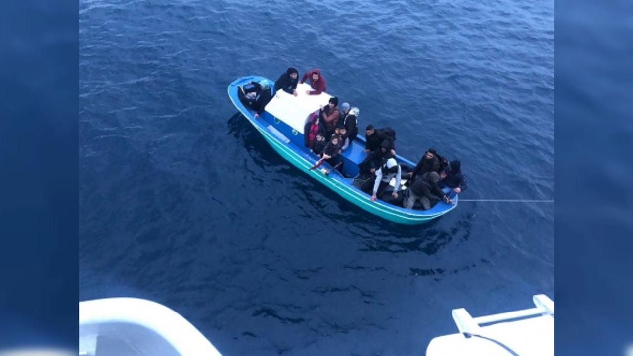 Ayvalık açıklarında 16 düzensiz göçmen kurtarıldı