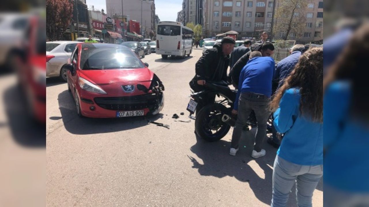 Bandırma'da motosiklet ile otomobil çarpıştı, 1 kişi yaralı