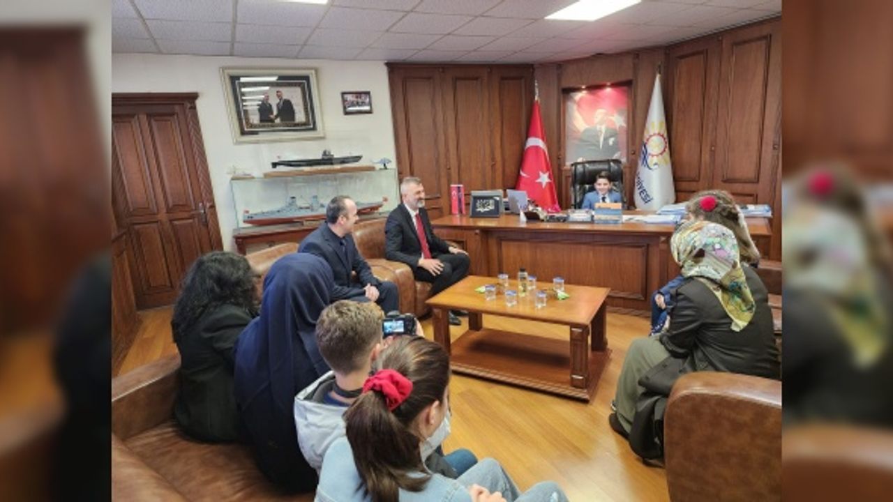 Başkan Sezer, koltuğunu Melih'e devretti