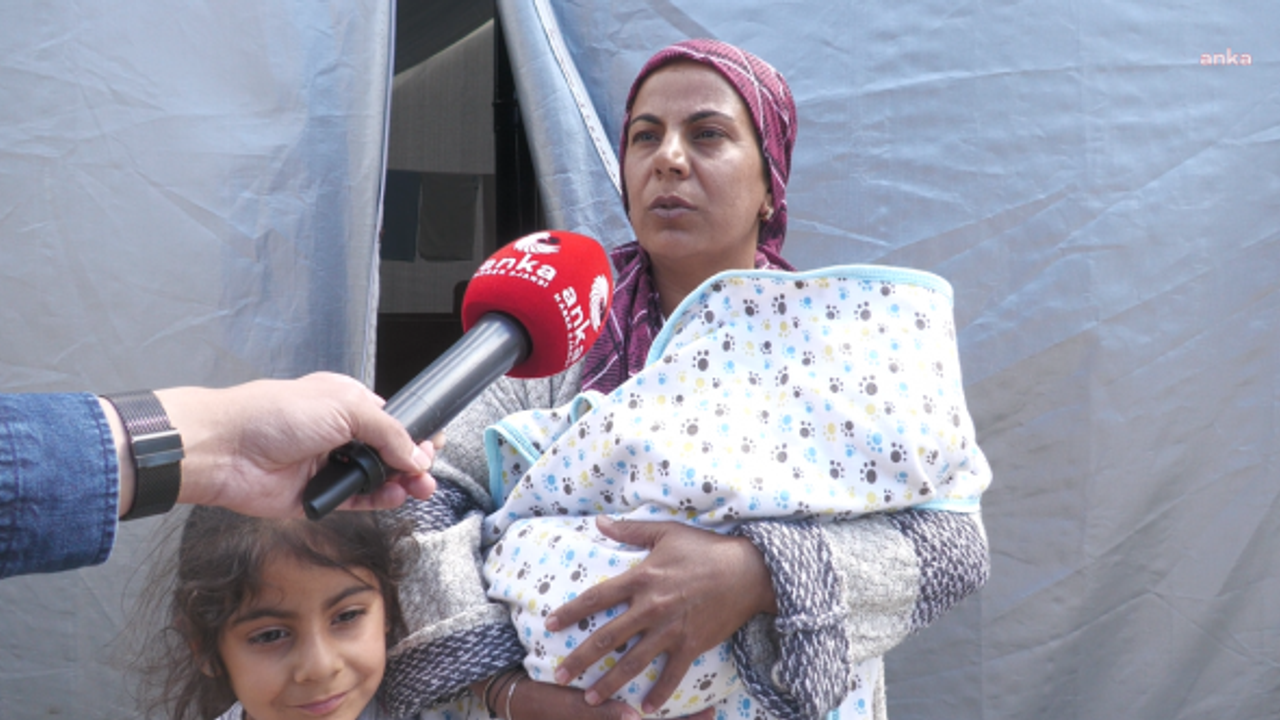 Doğum yaptıktan sonra çadırda kalmaya başladı: 'Bebek bezi bile yok, çocuklar banyosuz duruyor'