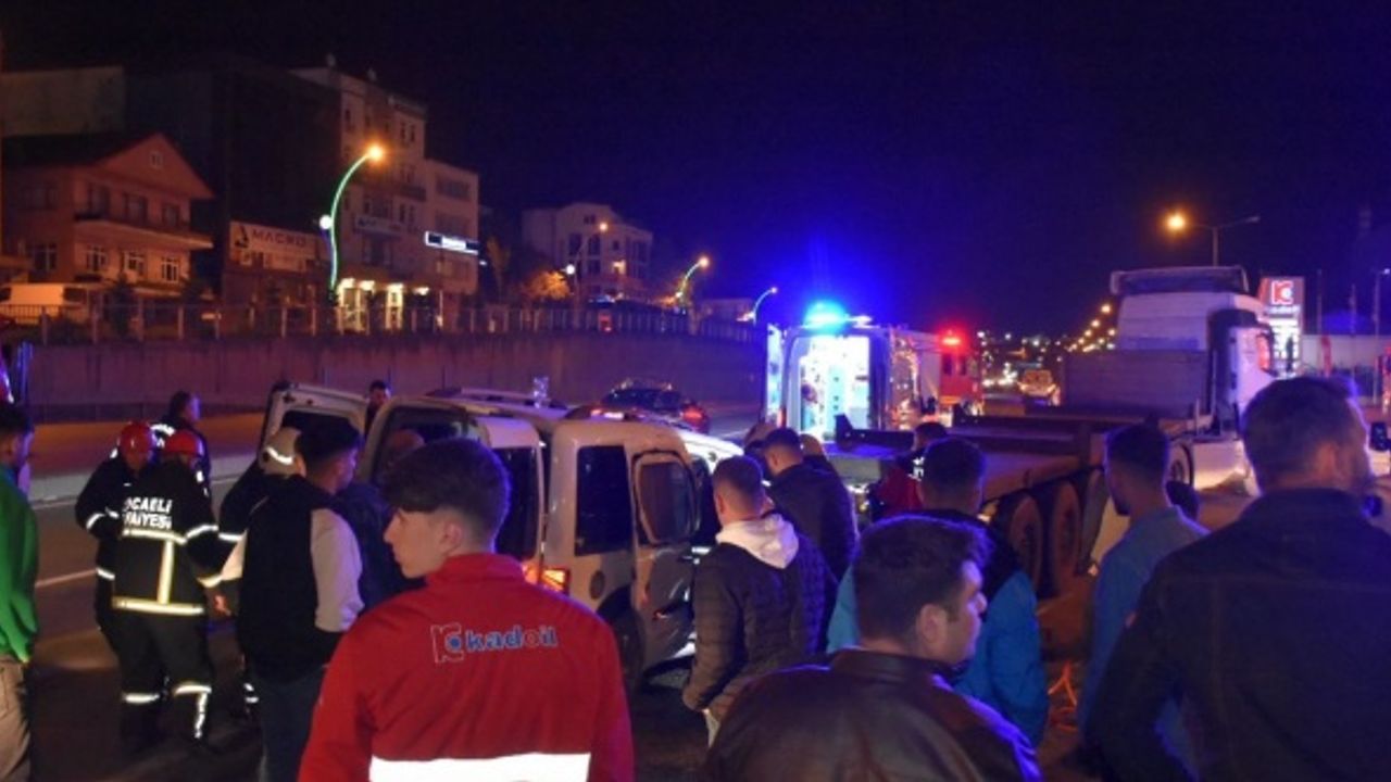 Hafif ticari araç tırın dorsesine ok gibi saplandı