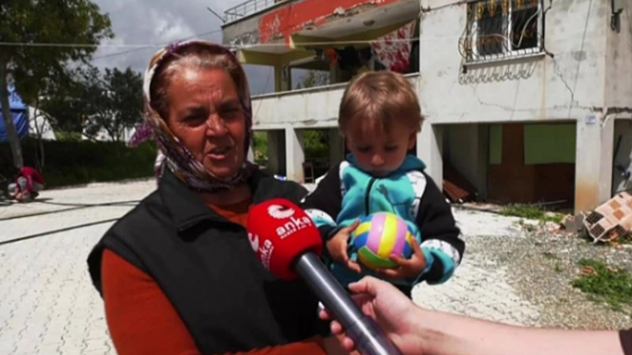 Hataylı Depremzede: "Banyo Yapacak Yerimiz Yok,Riskli Binalara Geçiyoruz Banyo Yapıyoruz"