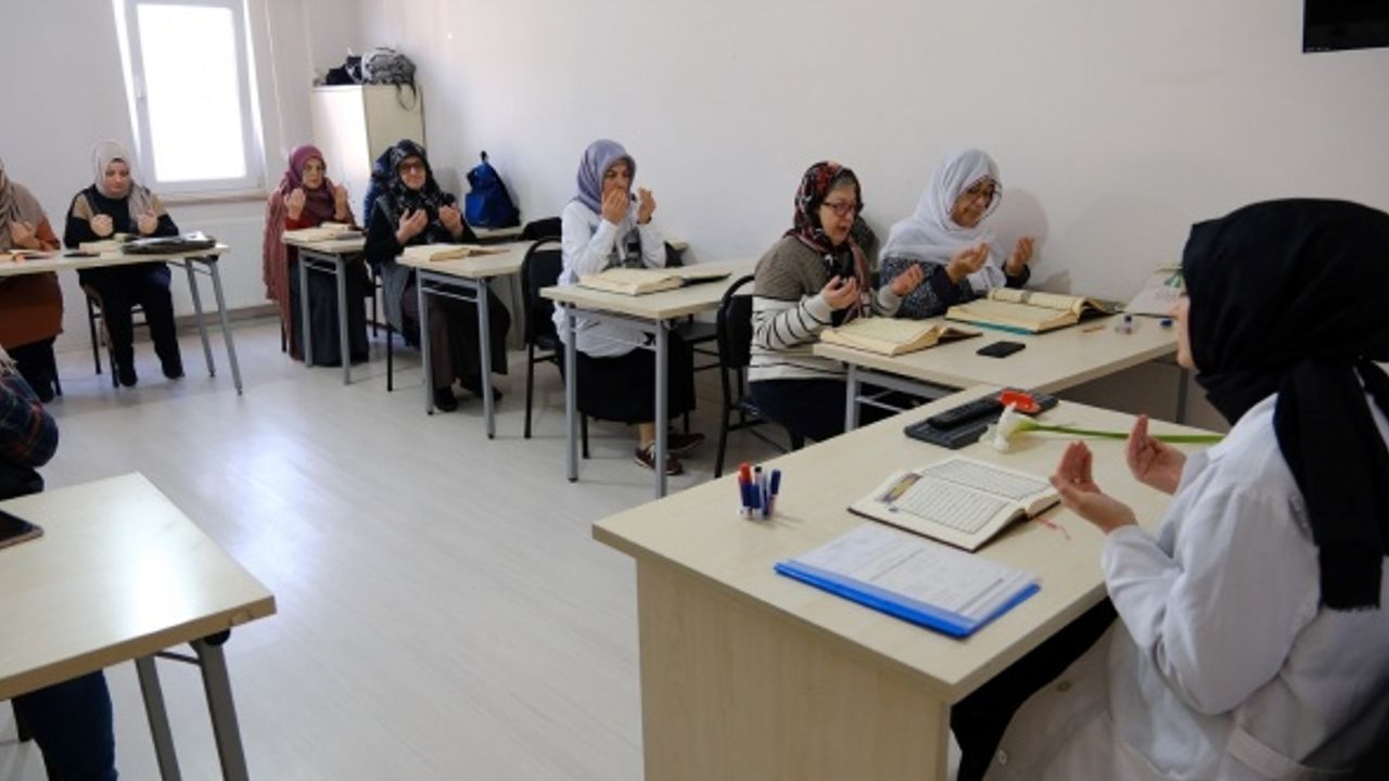Hayatını kaybeden depremzedeler için dua edildi