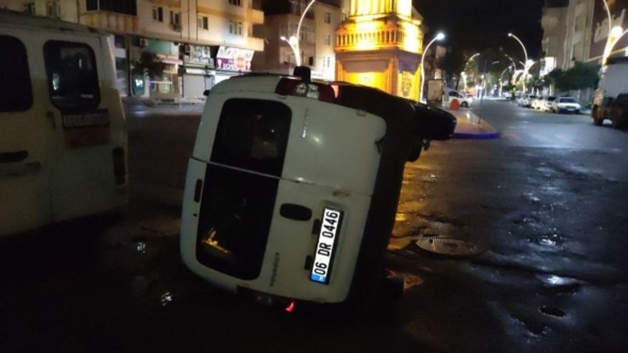 Kocaeli’nin Darıca ilçesinde, kavşakta otomobil ile hafif ticari araç çarpıştı. Ticari araç yan yatarken, kazada 4 kişi yaralandı.