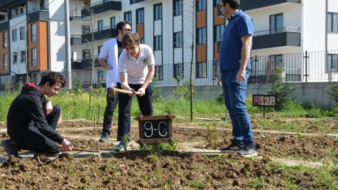 Lise öğrencileri hem alın terinin ekmeğini yiyor hem de bilinçleniyor
