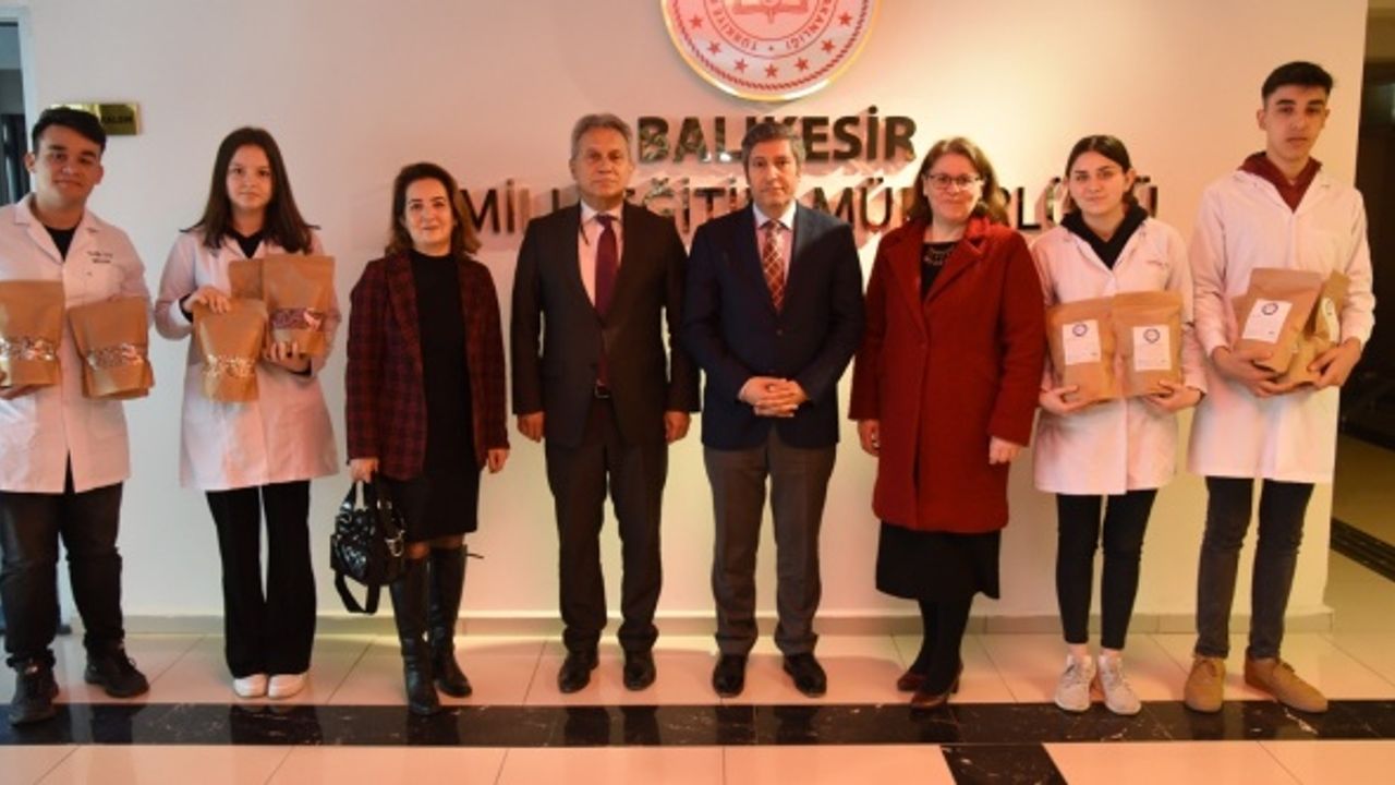 Meslek lisesi öğrencilerinden depremzedelere maddi destek