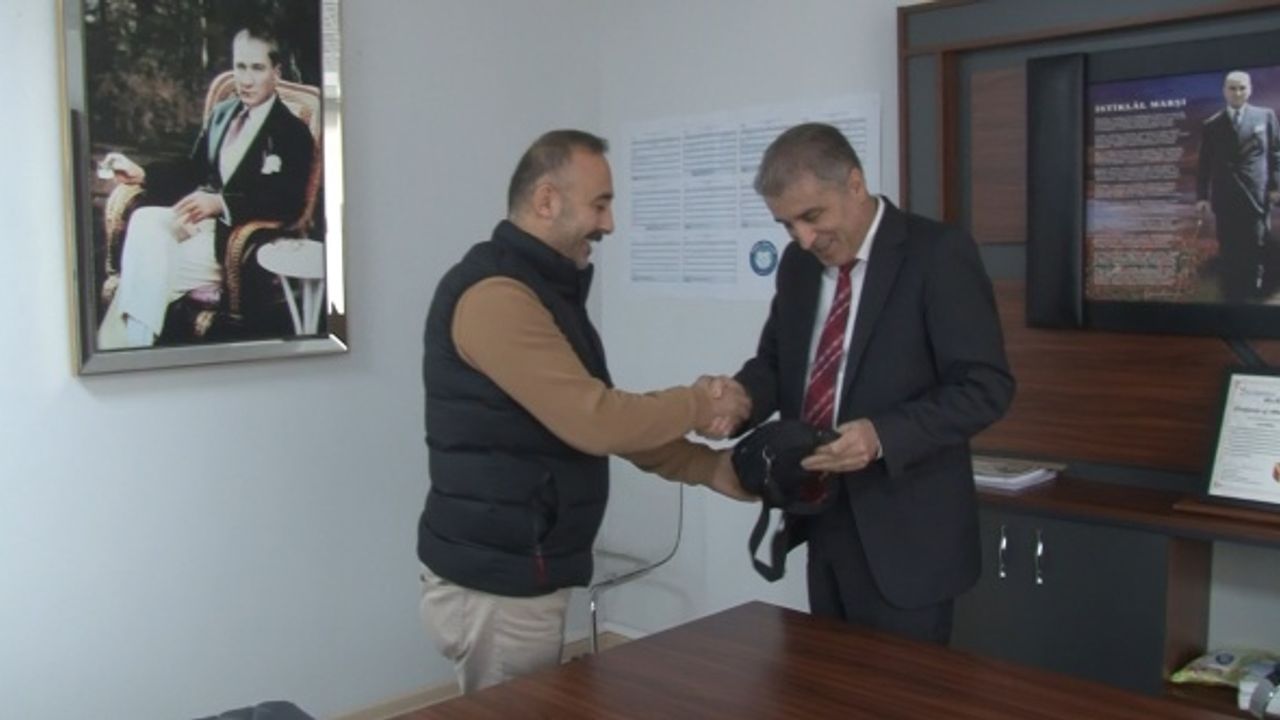 Taksisinde unutulan 1 milyon lirayı sahibine teslim etti