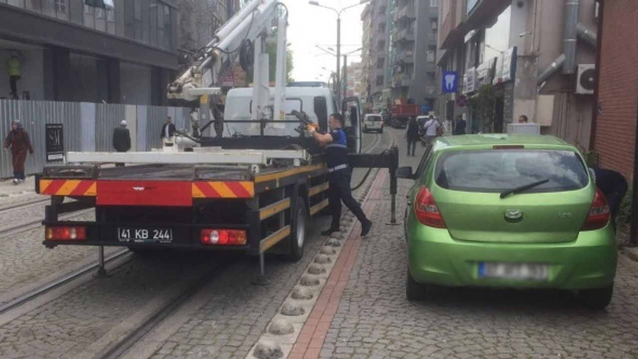 Tramvay yoluna park edilen araçlar çekiliyor