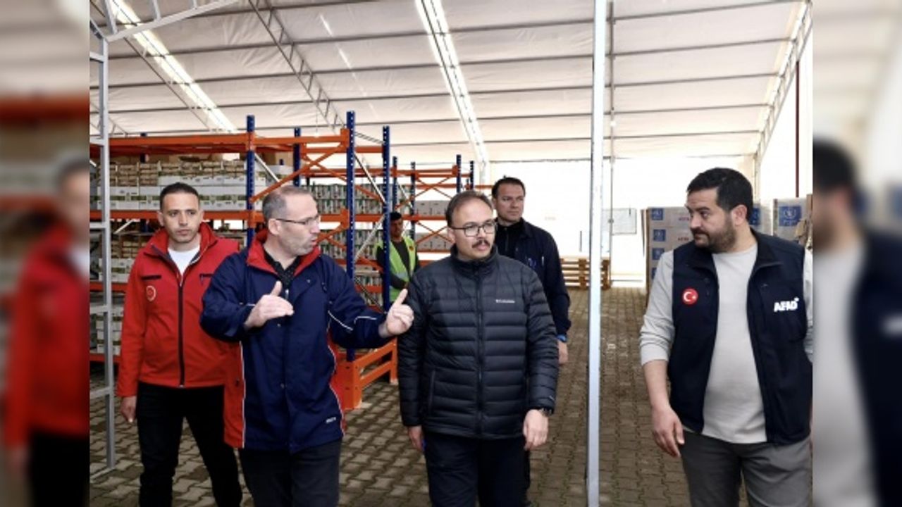 Vali Kızılkaya Elbistan’a açılan sosyal markette inceleme yaptı