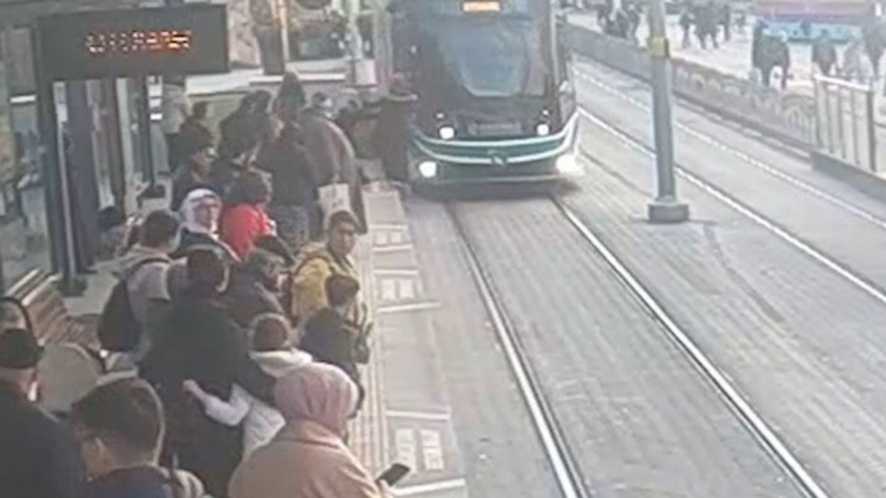 Yolcu, tramvayın altında kalmaktan son anda böyle kurtuldu