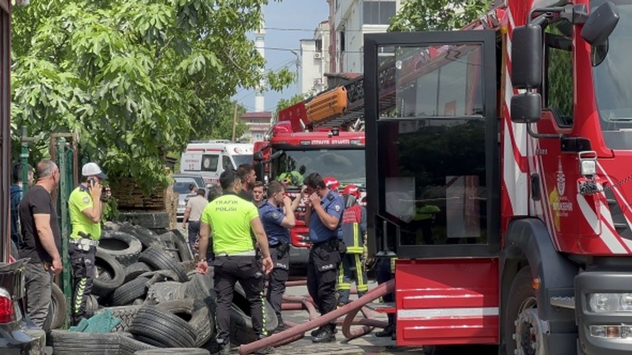 Lastik deposunda çıkan yangın paniğe neden oldu